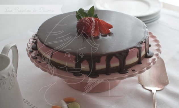 Tarta de fresas con nata y chocolate. Video receta