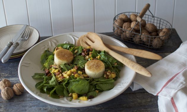 Ensalada templada con quesitos de cabra. Video receta