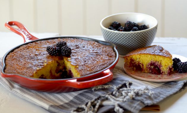 Pastel rápido de moras en skillet. Video receta