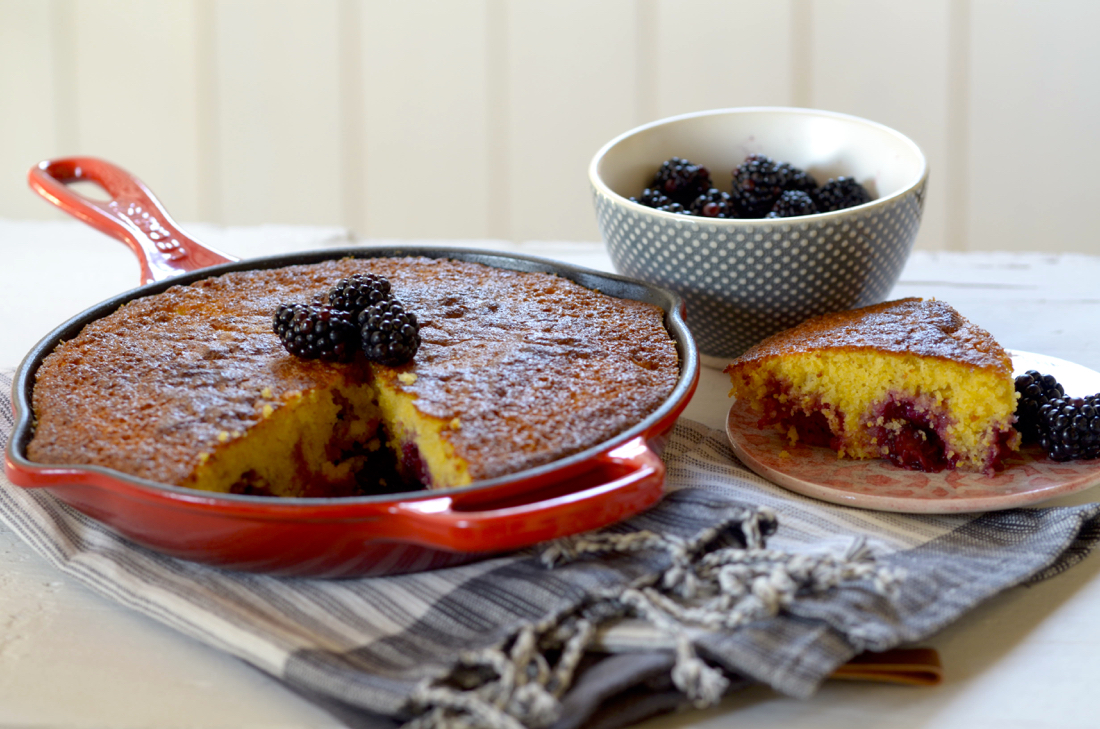 Pastel rápido de moras en skillet. Video receta