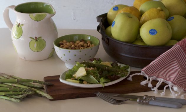 Ensalada con manzanas y espárragos. Video receta