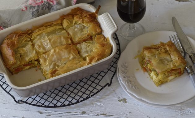 Empanada griega de pimientos y queso. Video receta