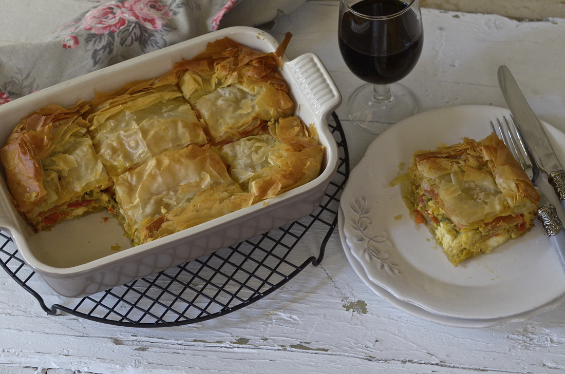 Empanada griega de pimientos y queso. Video receta