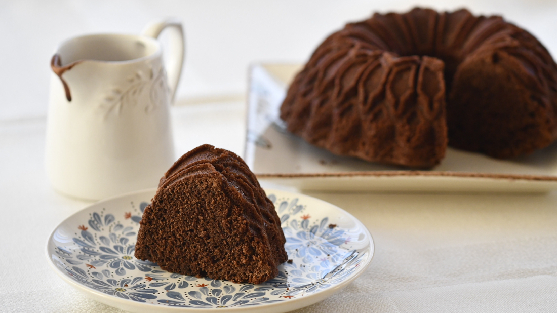 Bizcocho sencillo de chocolate. Video receta