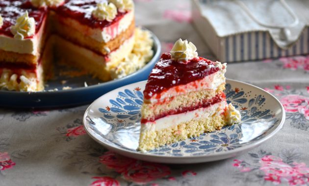 Tarta helada de limón y fresas