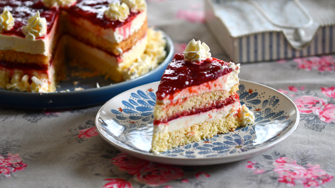 Tarta helada de limón y fresas
