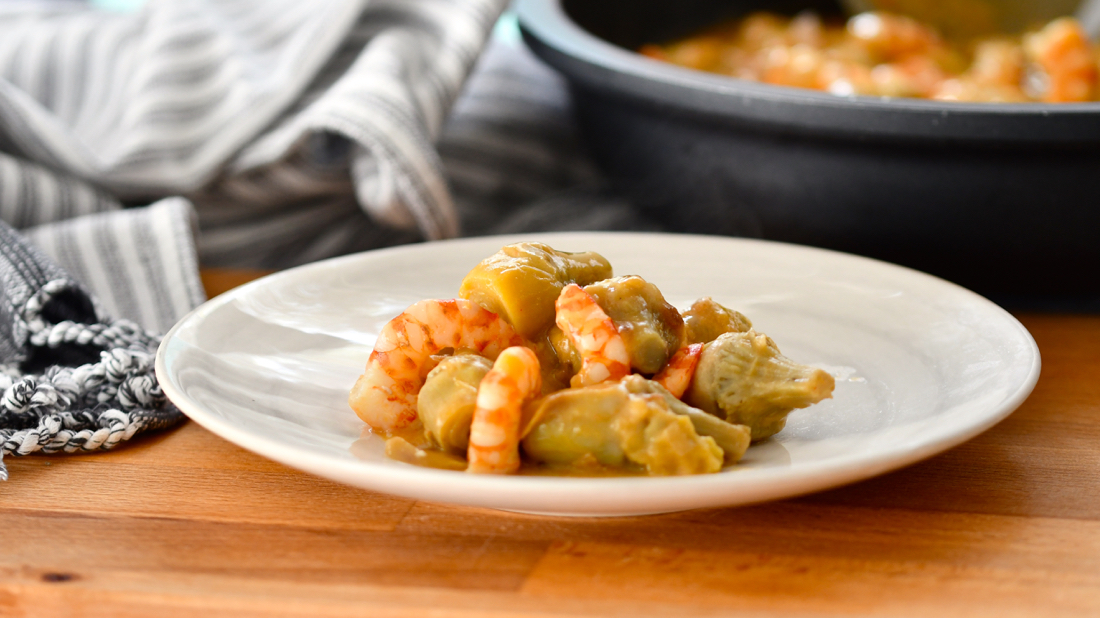 Alcachofas con langostinos. Video receta