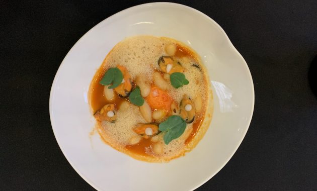 Habas de Lourenzá con mejillones y aire de panceta.