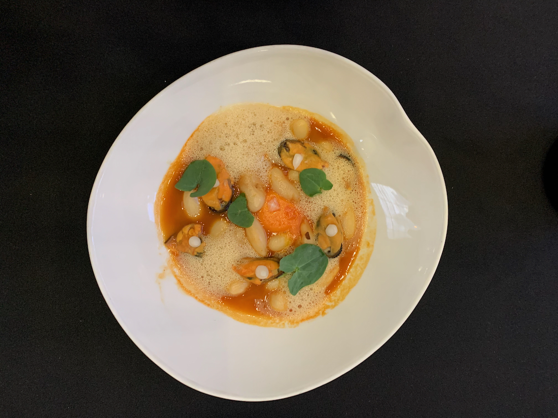 Habas de Lourenzá con mejillones y aire de panceta.